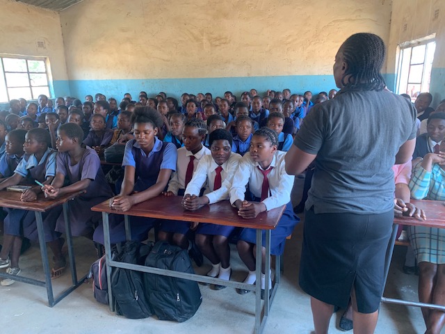 Primdelah speaking to the girls